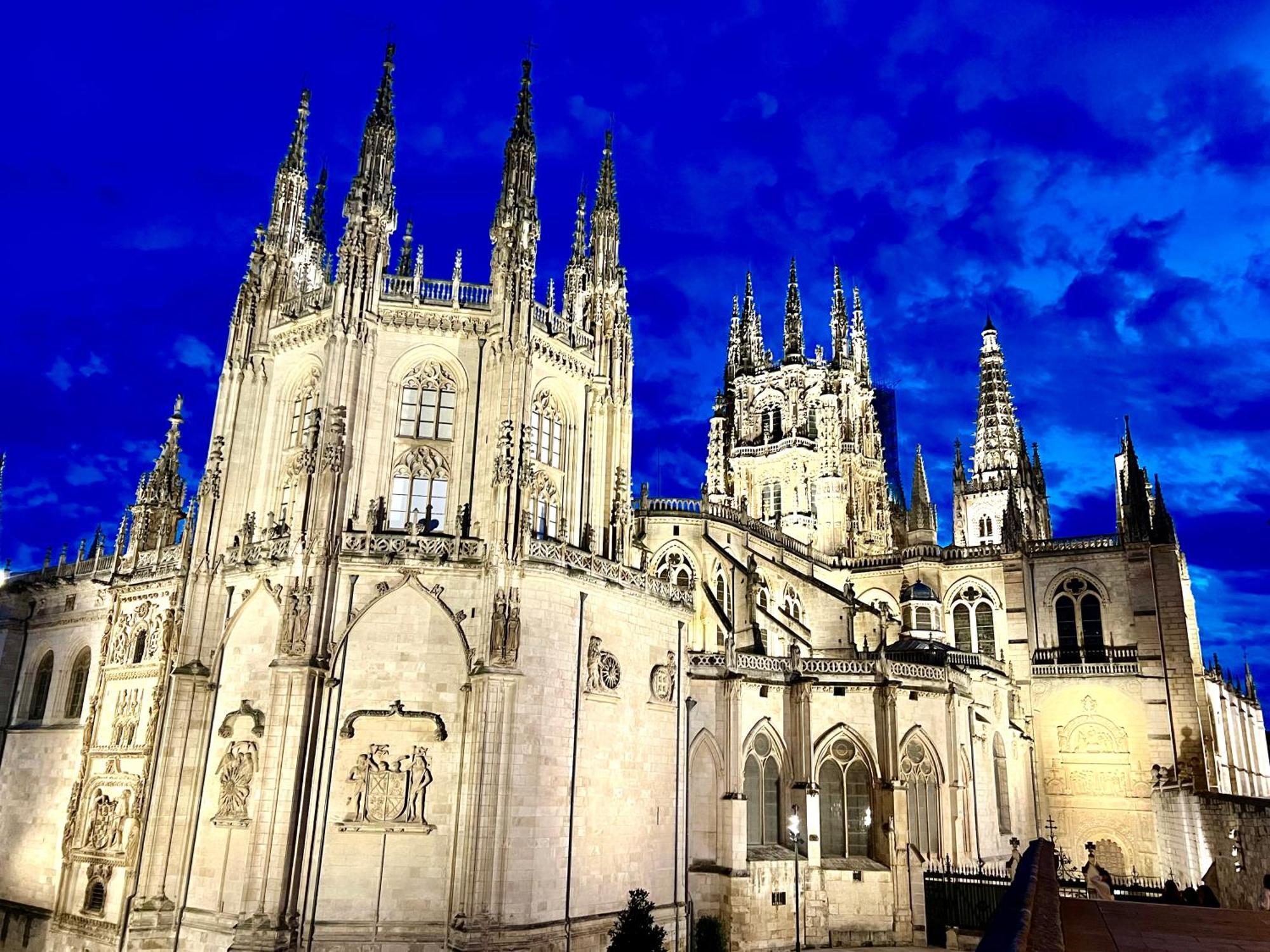 El Capricho De Claudia_ Apartamentos Burgos Catedral Exterior photo